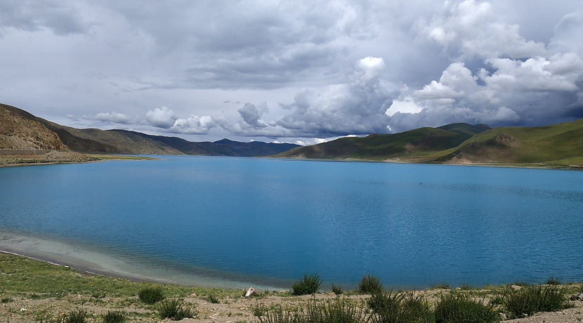 Lago famoso de Yamdrktse